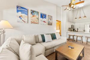 un salon avec un canapé et une table dans l'établissement Hidden River Lodge 5982, à Snake River Health Services Incorporated Heliport