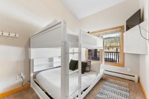 une chambre avec un lit superposé blanc et une fenêtre dans l'établissement Hidden River Lodge 5982, à Snake River Health Services Incorporated Heliport