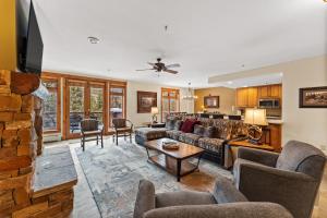 Μια τηλεόραση ή/και κέντρο ψυχαγωγίας στο Timbers 3073 by Summit County Mountain Retreats