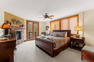 Ένα ή περισσότερα κρεβάτια σε δωμάτιο στο Timbers 3073 by Summit County Mountain Retreats +55 φωτογραφίες