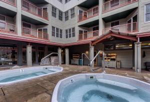 Bazén v ubytování Silver Mill 8266 by Summit County Mountain Retreats nebo v jeho okolí