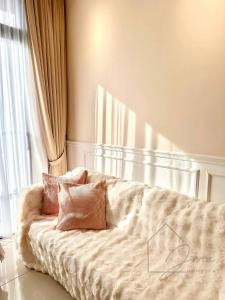 un letto con cuscini sopra in una camera da letto di Twin Tower Residence Brand New Minimalist Suite 7pax 3 Min Walk from CIQ a Johor Bahru
