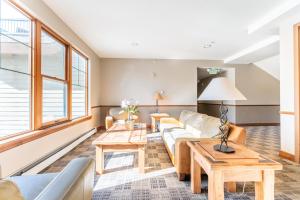 una sala de estar con un sofá y una mesa en Highland Greens Lodge 311 by Summit County Mountain Retreats, en Gold Hill