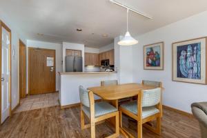 Η κουζίνα ή μικρή κουζίνα στο Lakeshore 1530 by Summit County Mountain Retreats +18 φωτογραφίες