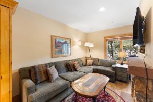a living room with a couch and a table at Expedition Station 8576 by Summit County Mountain Retreats in Snake River Health Services Incorporated Heliport