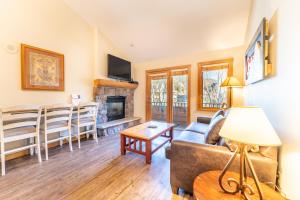 ein Wohnzimmer mit Sofa und Kamin in der Unterkunft Arap Ldg 8134 in Snake River Health Services Incorporated Heliport