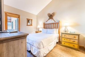 ein Schlafzimmer mit einem Bett und einem Schreibtisch mit einem Fernseher in der Unterkunft Arap Ldg 8134 in Snake River Health Services Incorporated Heliport + 24 Fotos