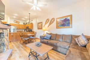 Kuchyň nebo kuchyňský kout v ubytování Expedition Station 8569 by Summit County Mountain Retreats