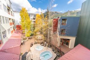 einen Blick über ein Gebäude mit Pool in der Unterkunft Silver Mill 8203 in Snake River Health Services Incorporated Heliport