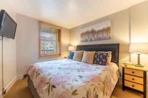 ein Schlafzimmer mit einem Bett und einem Fernseher in der Unterkunft Silver Mill 8203 in Snake River Health Services Incorporated Heliport