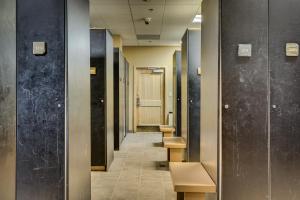 ein Flur mit einer Reihe von Bänken in einem Krankenhaus in der Unterkunft Silver Mill 8203 in Snake River Health Services Incorporated Heliport + 44 Fotos
