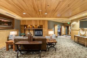 ein Wohnzimmer mit Sofa und Fernseher in der Unterkunft Silver Mill 8203 in Snake River Health Services Incorporated Heliport