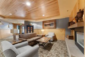 ein Wohnzimmer mit Sofa und Kamin in der Unterkunft Silver Mill 8203 in Snake River Health Services Incorporated Heliport