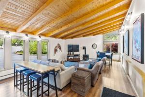 Μια τηλεόραση ή/και κέντρο ψυχαγωγίας στο Key Condo 2942 by Summit County Mountain Retreats