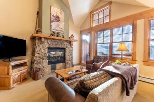 TV a/nebo společenská místnost v ubytování Elk Run Villas 9576 by Summit County Mountain Retreats