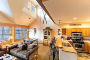 Kuchyň nebo kuchyňský kout v ubytování Elk Run Villas 9576 by Summit County Mountain Retreats