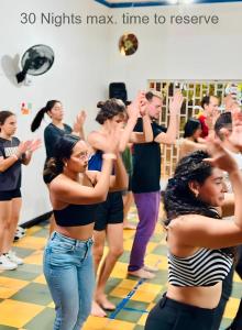 un grupo de personas en una clase de yoga en Havana Dance School & Hostel, en Cali