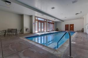 Πισίνα στο ή κοντά στο Oro Grande 203 by Summit County Mountain Retreats
