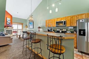 Kuchyň nebo kuchyňský kout v ubytování Tenderfoot Lodge 2666 by Summit County Mountain Retreats