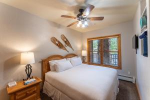 Postel nebo postele na pokoji v ubytování Hidden River Lodge 5942 by Summit County Mountain Retreats