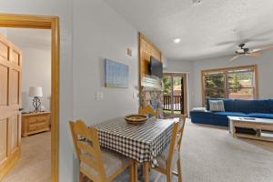 TV a/nebo společenská místnost v ubytování Hidden River Lodge 5942 by Summit County Mountain Retreats + 34 fotografií