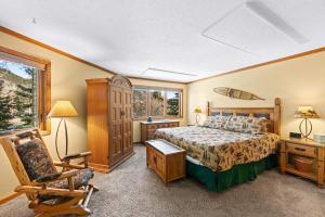 una camera da letto con un letto e una sedia di Frostfire 20B by Summit County Mountain Retreats a Snake River Health Services Incorporated Heliport