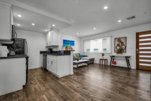 Η κουζίνα ή μικρή κουζίνα στο Chic Hollywood 1-Bedroom Apartment Free Gated Parking Kitchen & WiFi