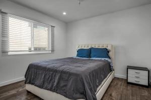Ένα ή περισσότερα κρεβάτια σε δωμάτιο στο Chic Hollywood 1-Bedroom Apartment Free Gated Parking Kitchen & WiFi