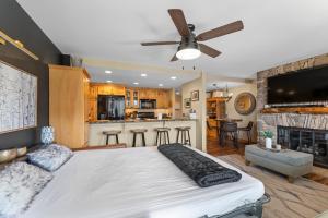 a bedroom with a large bed and a kitchen at Saints John 2539 by Summit County Mountain Retreats in Snake River Health Services Incorporated Heliport