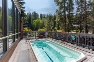 Bazén v ubytování Key Condo 2975 by Summit County Mountain Retreats nebo v jeho okolí