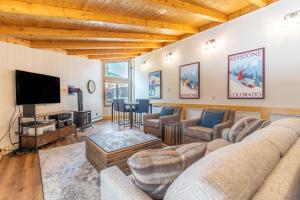 TV a/nebo společenská místnost v ubytování Key Condo 2975 by Summit County Mountain Retreats