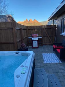 Billede fra billedgalleriet på Romantic Cottage! King bed! Private hottub! Uptown! i Sedona