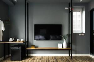 Una televisión o centro de entretenimiento en 裸心民宿 前身為太太小公館的經營者