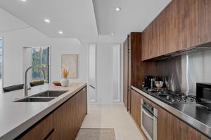 Køkken eller tekøkken på Luxury Villa with Panoramic Lake & Mountain Views