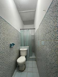 Ένα μπάνιο στο Hostal de la Salsa