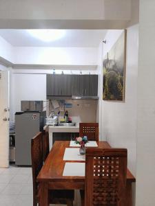 Dapur atau dapur kecil di Jewel Aubrey's Staycation at Tagaytay Prime