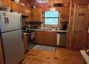 Η κουζίνα ή μικρή κουζίνα στο Triple Nickel Cabin