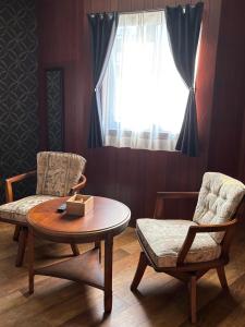 a room with two chairs and a table and a window at 梅の宿 Umenoya 小田原城5分箱根15分城下町と温泉を愉しむ東海道の古民家ステイ PC1 in Odawara