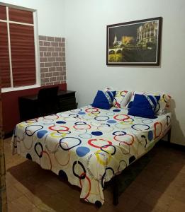 Ένα ή περισσότερα κρεβάτια σε δωμάτιο στο Hostal de la Salsa +2 φωτογραφίες