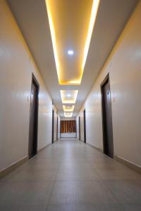 an empty hallway with a row of doors and a ceiling at Hotel Green Park Elite in Kākināda +1 photo