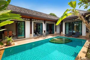 ein Swimmingpool vor einer Villa in der Unterkunft Orchid Villa - 3 Bedrooms Pool Villa - Rawai beach in Rawai Beach