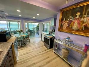 Una cocina o cocineta en Stunning oceanfront home 4br3b sunrise beachcombing near Bamberton Park