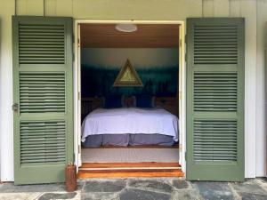 una puerta abierta a un dormitorio con cama en Historic Cabin By Lærdal River, en Tønjum