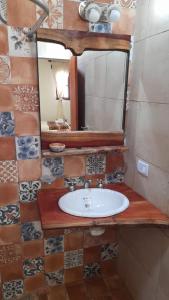 een badkamer met een wastafel en een spiegel bij Hotel Boutique Watungasta in El Puesto +9 foto's