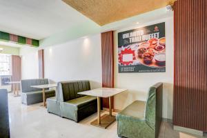 Χώρος καθιστικού στο Hotel O Panchi Pride