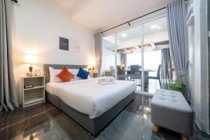 ein Schlafzimmer mit großem Bett und ein Wohnzimmer in der Unterkunft Reach Patong beach in one minute in Patong Beach