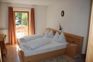 Een bed of bedden in een kamer bij Schattseiterhof