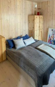 Ένα ή περισσότερα κρεβάτια σε δωμάτιο στο Architect-Designed House Near Orbaden Beach