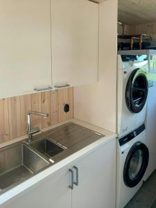 Φωτογραφία από το άλμπουμ του Architect-Designed House Near Orbaden Beach σε Vallsta