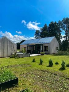 Κήπος έξω από το Architect-Designed House Near Orbaden Beach